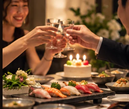 お祝いの席で乾杯する様子